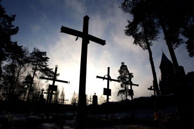 Двое подростков повредили 53 памятника и 14 крестов на кладбище под Саратовом