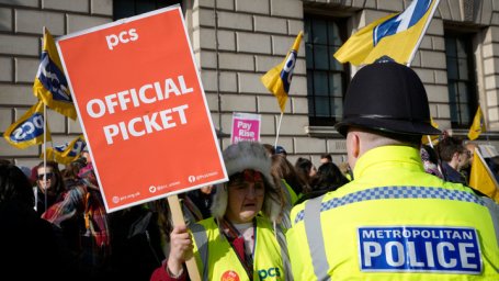 Участники крупнейшей за 10 лет забастовки начали марш в Лондоне