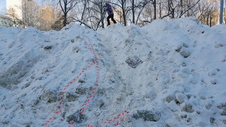 В Вологодской области полицейский спас замерзавшего в сугробе школьника