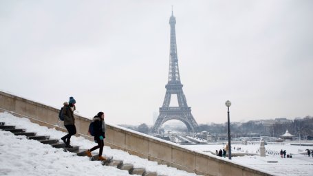 Французские власти повысят пенсионный возраст, несмотря на протесты