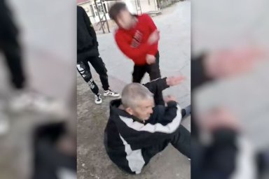 «Вставай на колени»: школьники толпой напали на пенсионера и избили его в Самарской области