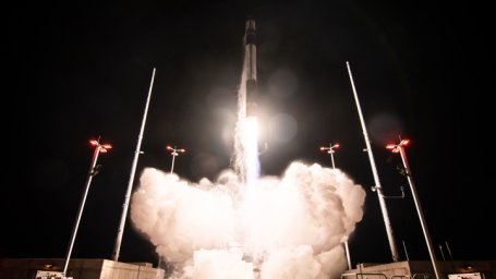 США вывели на орбиту три спутника двойного назначения