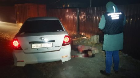 Зарезанного мужчину нашли в салоне заведенной машины в Чите