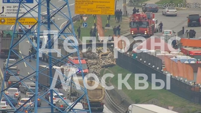 Опрокинувшийся грузовик перекрыл две полосы на Ярославском шоссе